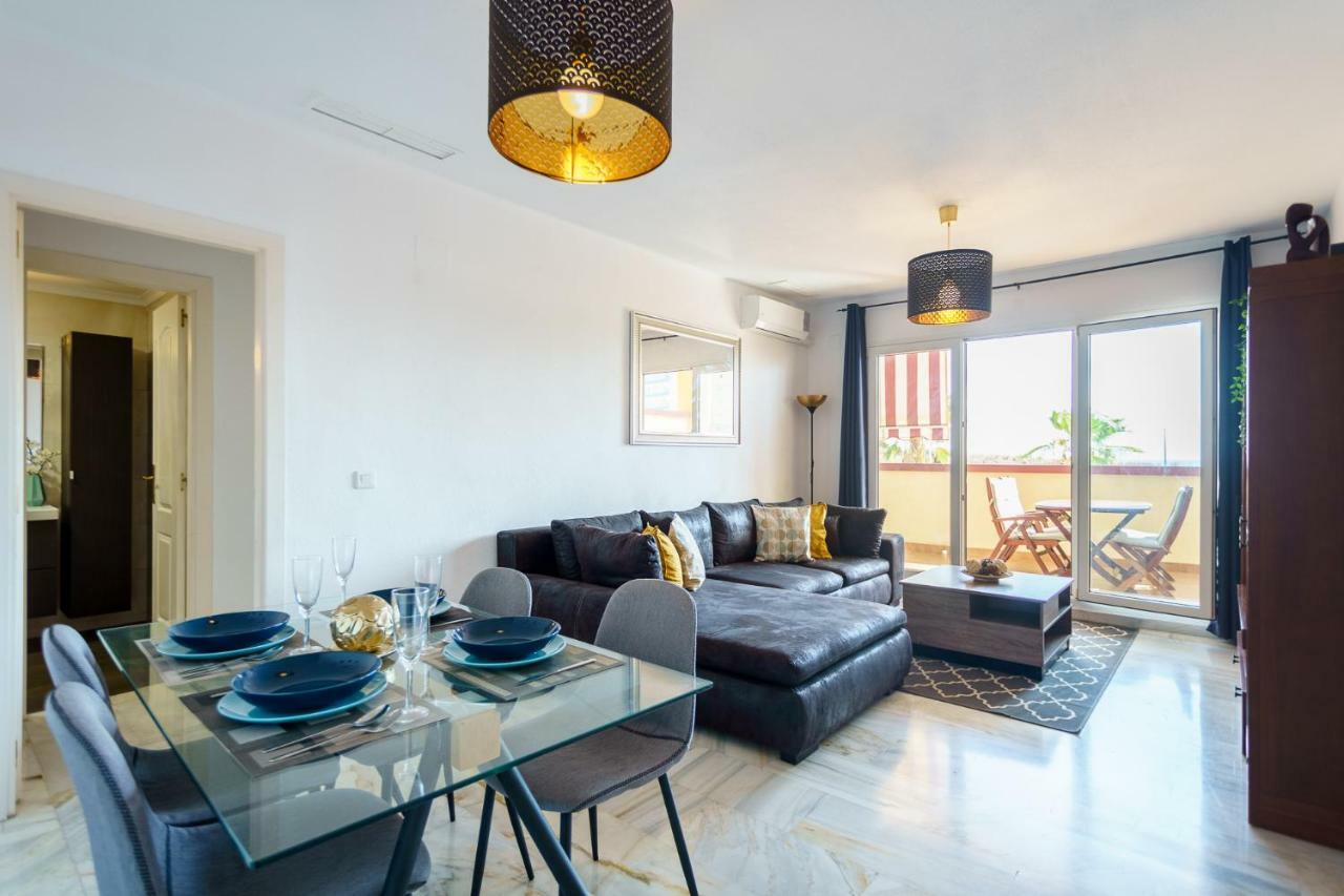 Spacious Beachfront Flat With Sea Views And Private Indoor Parking Benalmádena Zewnętrze zdjęcie