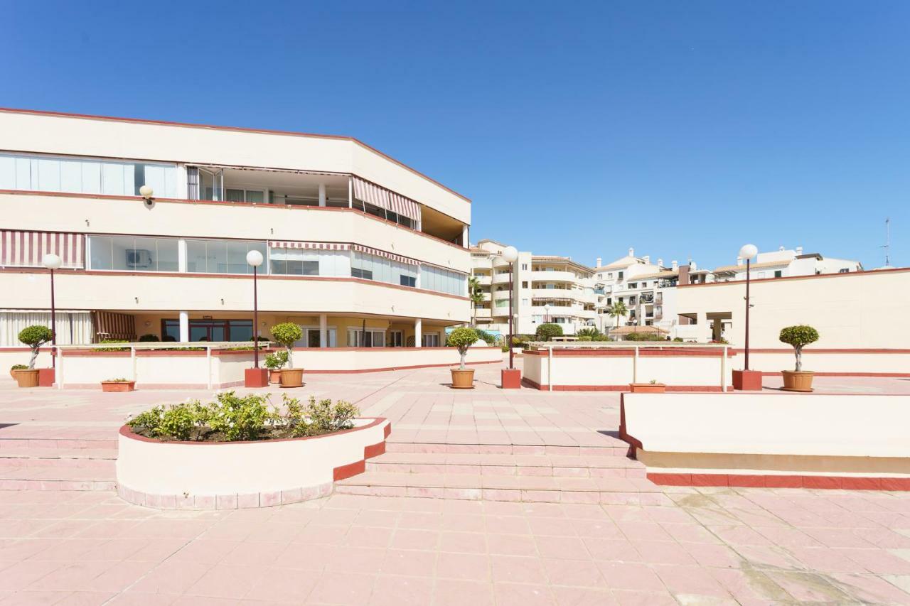 Spacious Beachfront Flat With Sea Views And Private Indoor Parking Benalmádena Zewnętrze zdjęcie