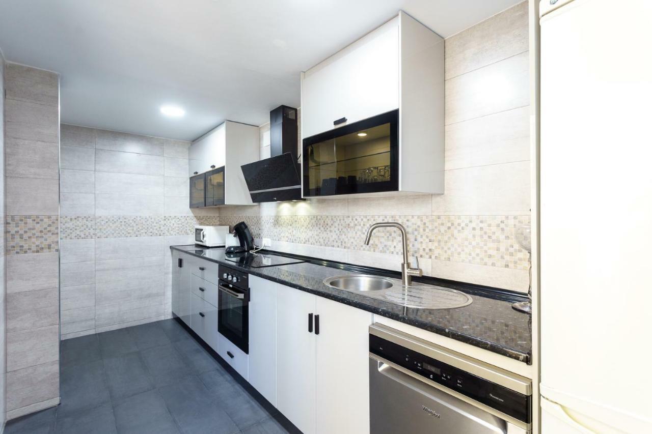 Spacious Beachfront Flat With Sea Views And Private Indoor Parking Benalmádena Zewnętrze zdjęcie